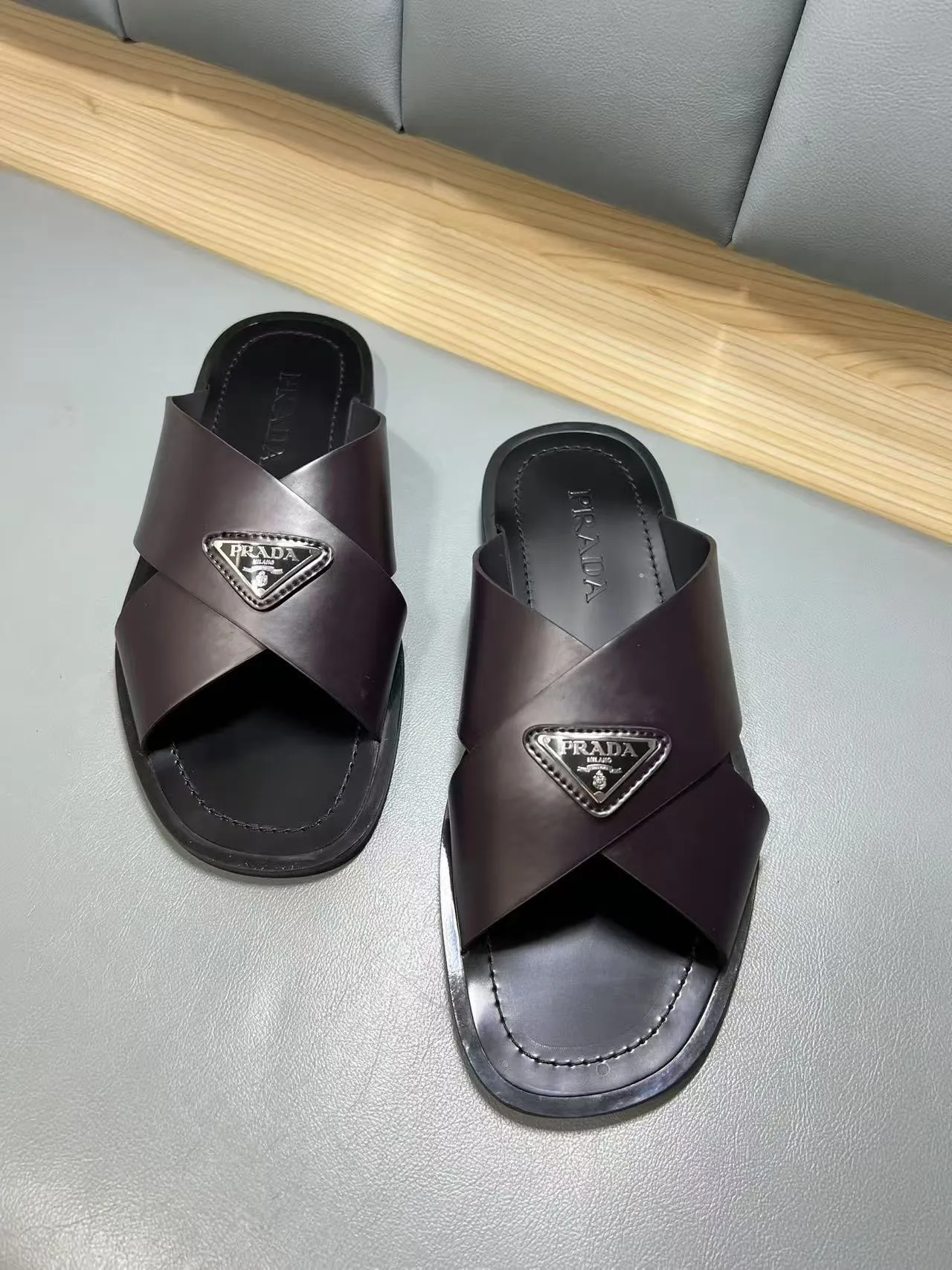 340💰PRADA Prada’s latest slippers are synchronized with the official website. This slipper is made of the brand’s unique and iconic Saffiano leather. The brand logo jumps out from the double straps, and the brand style is clearly visible. Cowhide gives men elegant charm and functional design, making it an ideal choice for vacation and leisure. Size:38-45